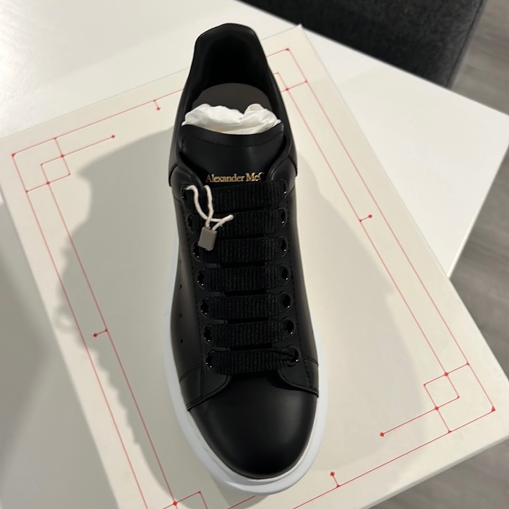 BRAND NEW! NEVER WORN SNEAKER PELLE S.GOMM LARRY